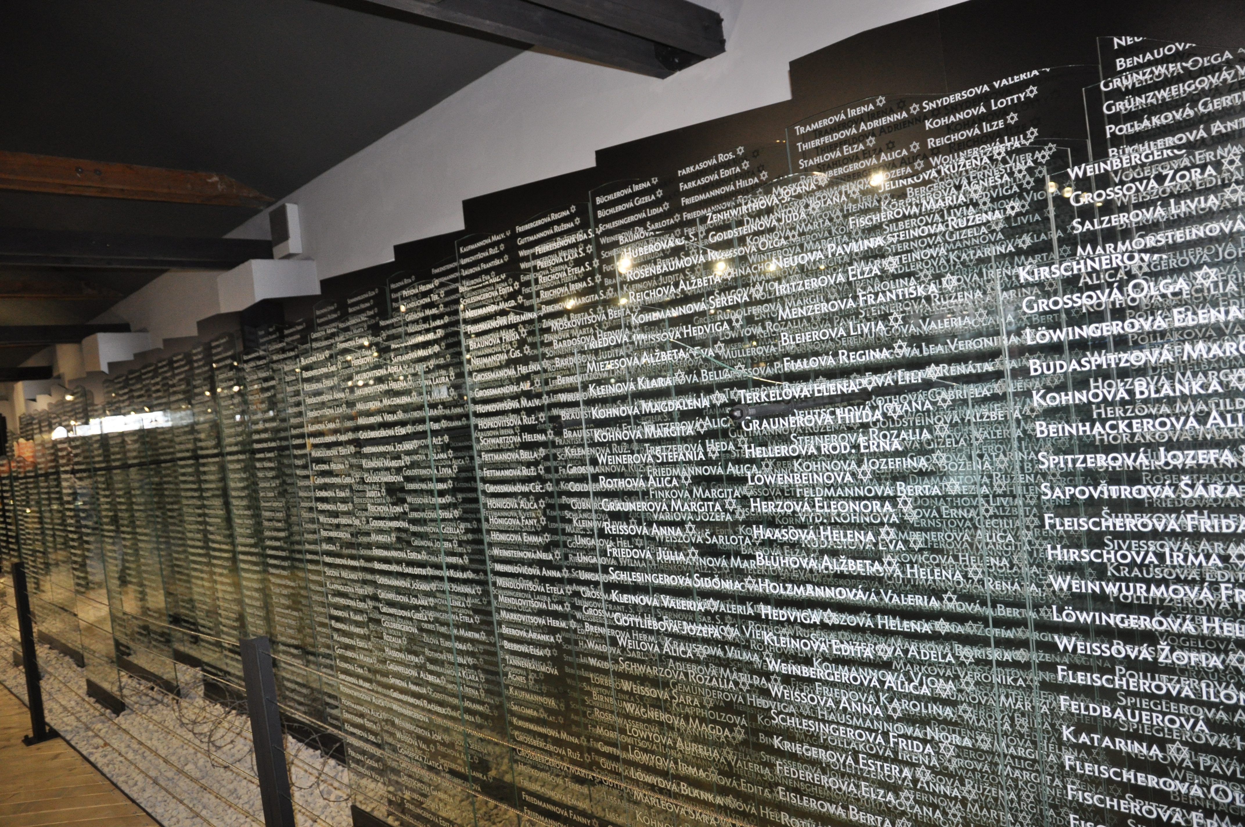mená nevinných, ktorí zomreli alebo boli transportovaní na toto miesto, foto SNM - Múzeum židovskej kultúry