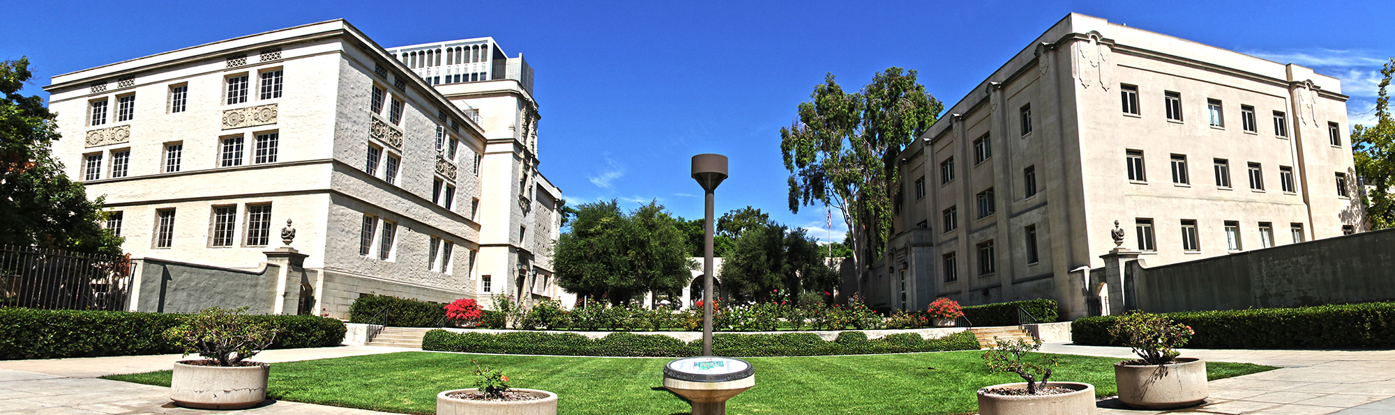 California Institute of Technology. Naľavo vidíme laboratórium fyziky a napravo laboratórium matematiky a fyziky. Zdroj: wiki 