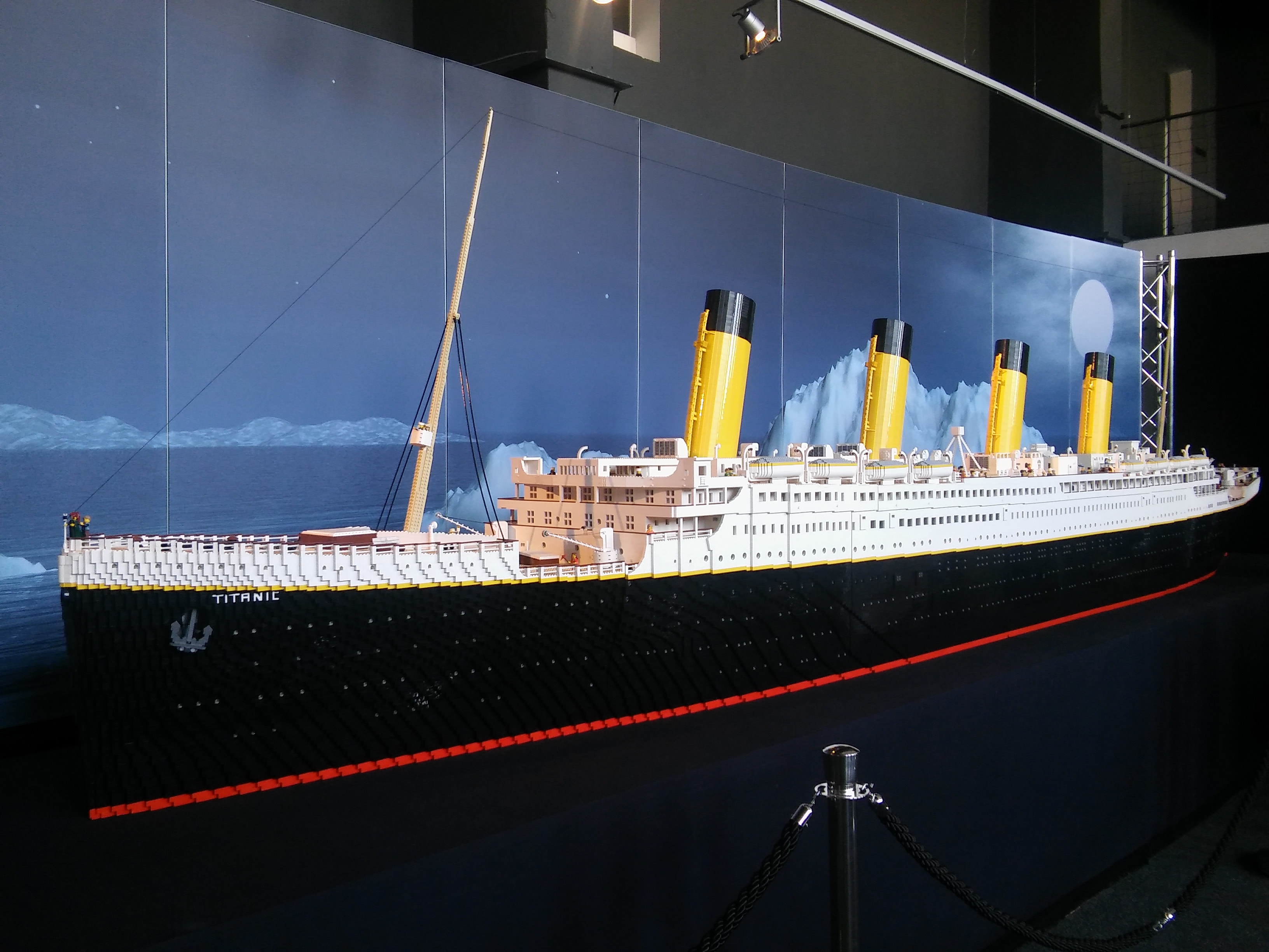 Z výstavy Kocky na cestách: 7- metrový Titanic poskladaný z 200 tisíc kociek lega. Zdroj: Aneta Schmögerová
