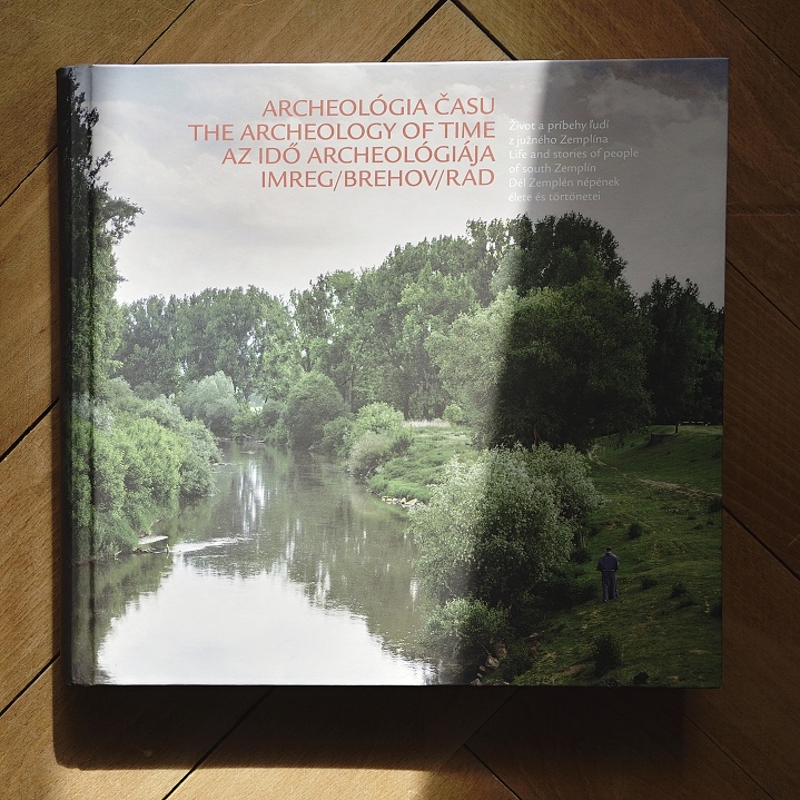 Rozsiahla publikácia predstavuje fotografie zo života v obciach Brehov a Rad (zdroj: Peter Lančarič).