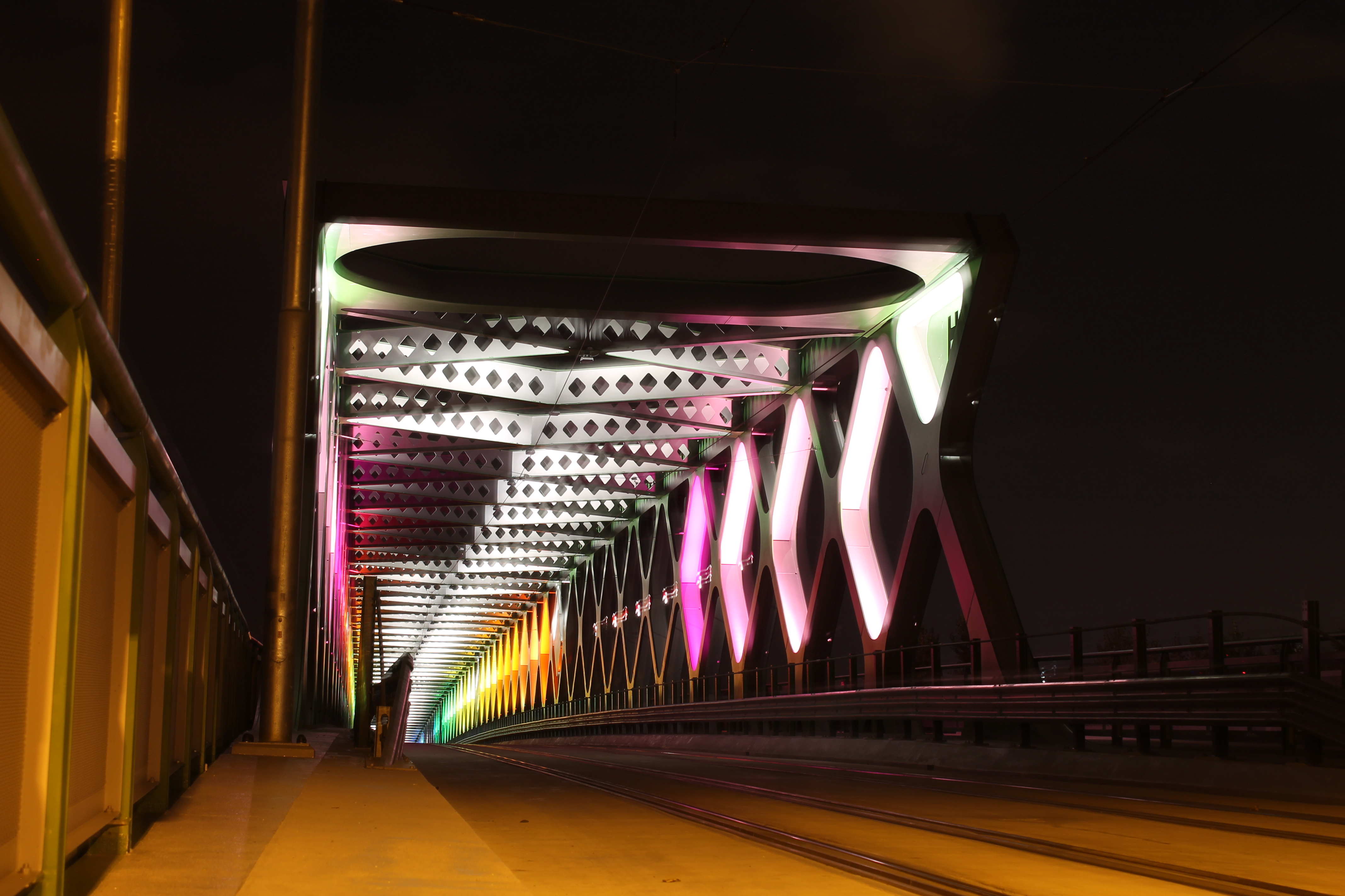 Starý most. Ide o svetelnú inštaláciu s názvom Harmony; autori: Ondrej Maksi & BN Label/ SK
