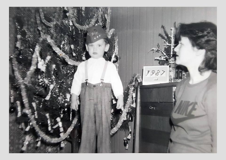 Trojročný Michal rád poľoval na vianočné gule.