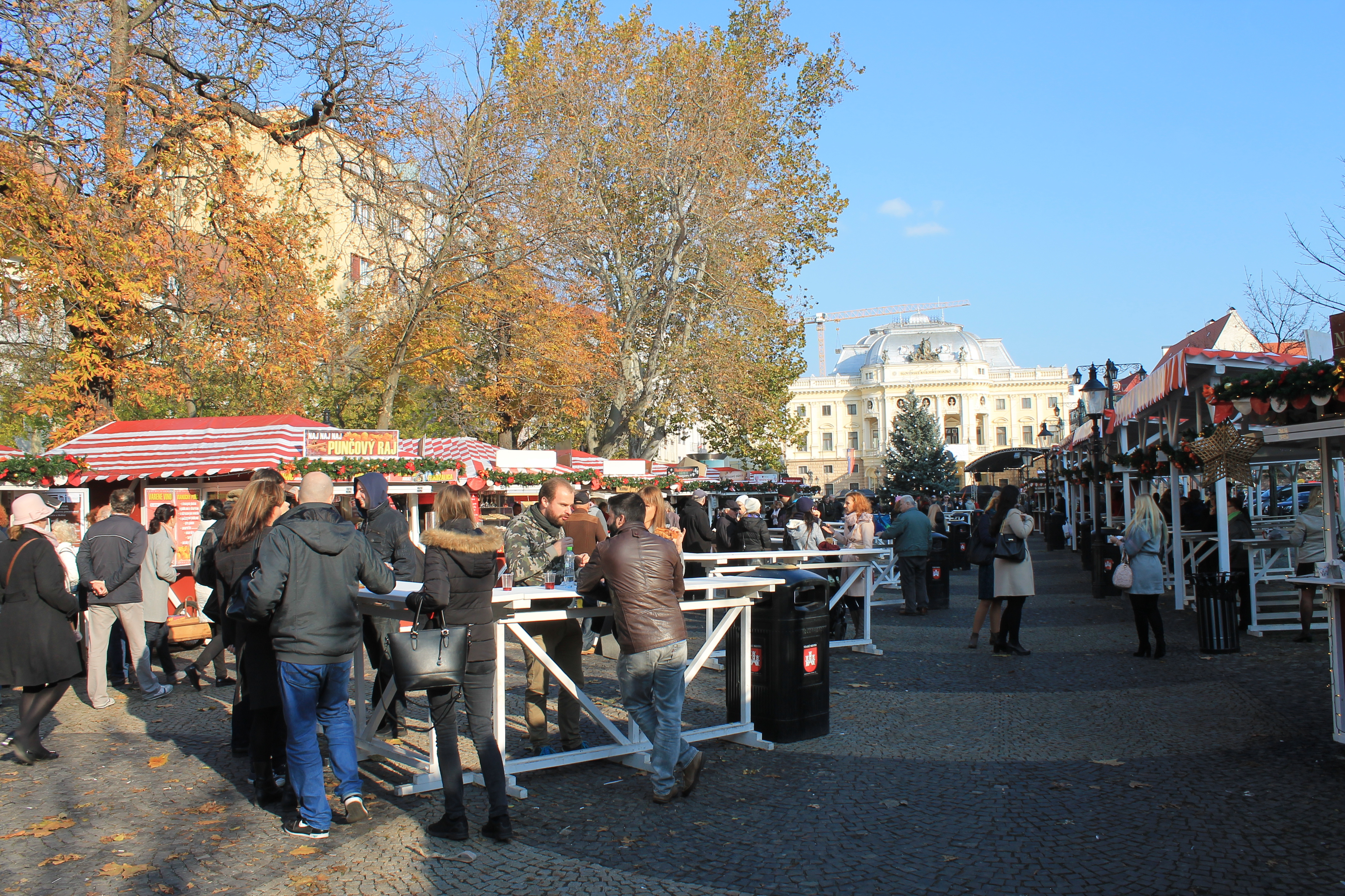 Vianočné trhy na Hviezdoslavovom námestí. Zdroj: Aneta Schmogerová
